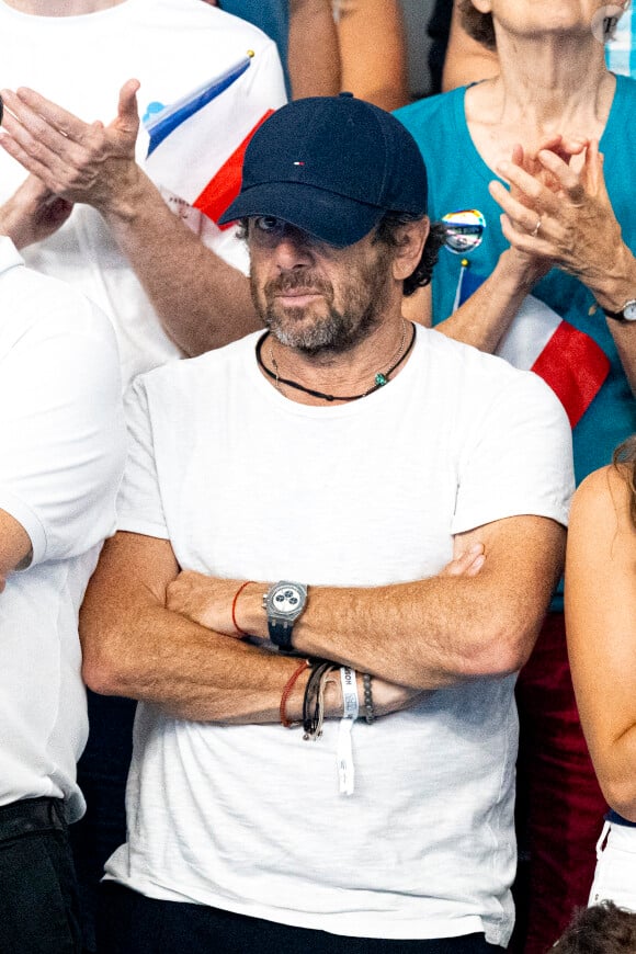 Patrick Bruel et son amie Clémence assistent aux épreuves de natation lors des Jeux Olympiques de Paris 2024 (JO) à La Défense Arena à Nanterre le 2 aout 2024. © Perusseau-Jacovides/Bestimage