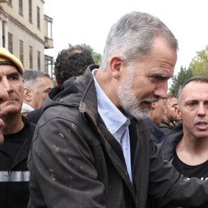 Le roi Felipe VI d'Espagne rend visite aux sinistrés des inondations à Paiporta près de Valence le 3 novembre 2024. © Agence / Pool / Bestimage 