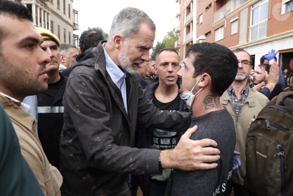 Le roi Felipe VI d'Espagne rend visite aux sinistrés des inondations à Paiporta près de Valence le 3 novembre 2024. © Agence / Pool / Bestimage 