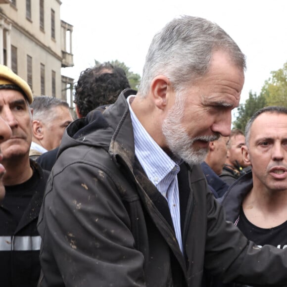 Le roi Felipe VI d'Espagne rend visite aux sinistrés des inondations à Paiporta près de Valence le 3 novembre 2024. © Agence / Pool / Bestimage 