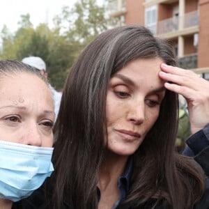 Concernant les victimes des inondations meurtrières dans la région de Valence
La reine Letizia rend visite aux sinistrés des inondations à Paiporta près de Valence le 3 novembre 2024. © Agence / Pool / Bestimage 