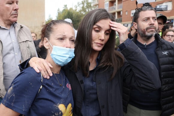 Concernant les victimes des inondations meurtrières dans la région de Valence
La reine Letizia rend visite aux sinistrés des inondations à Paiporta près de Valence le 3 novembre 2024. © Agence / Pool / Bestimage 