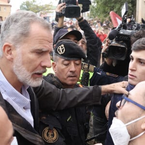 Entre minute de silence et réunion de crises, le roi et la reine veulent prouver que le pays peut bel et bien compter sur eux.
Le roi Felipe VI d'Espagne rend visite aux sinistrés des inondations à Paiporta près de Valence le 3 novembre 2024. © Agence / Pool / Bestimage 