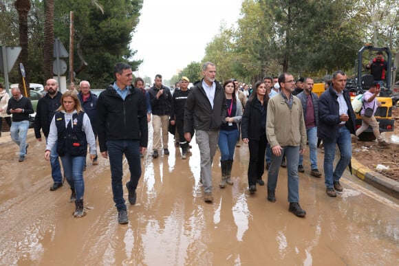 Qu'importe leur planning chargé, Letizia et Felipe ont tout bouleversé. 
Le roi Felipe VI d'Espagne, la reine Letizia et le premier ministre Pedro Sanchez rendent visite aux sinistrés des inondations à Paiporta près de Valence le 3 novembre 2024. © Agence / Pool / Bestimage 