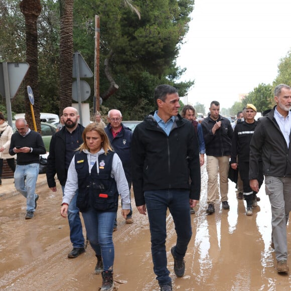 Qu'importe leur planning chargé, Letizia et Felipe ont tout bouleversé. 
Le roi Felipe VI d'Espagne, la reine Letizia et le premier ministre Pedro Sanchez rendent visite aux sinistrés des inondations à Paiporta près de Valence le 3 novembre 2024. © Agence / Pool / Bestimage 