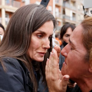 La reine Letizia rend visite aux sinistrés des inondations à Paiporta près de Valence le 3 novembre 2024. © Agence / Pool / Bestimage 