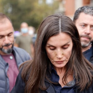 La reine Letizia rend visite aux sinistrés des inondations à Paiporta près de Valence le 3 novembre 2024. © Agence / Pool / Bestimage 