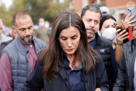 La reine Letizia rend visite aux sinistrés des inondations à Paiporta près de Valence le 3 novembre 2024. © Agence / Pool / Bestimage 