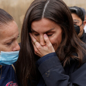 La reine Letizia rend visite aux sinistrés des inondations à Paiporta près de Valence le 3 novembre 2024. © Agence / Pool / Bestimage 