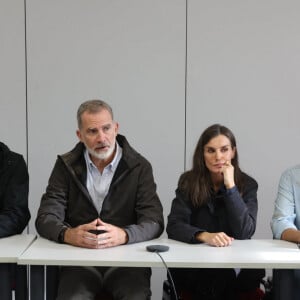 Mais tendre l'oreille est trop simple et le couple royal ne s'arrête pas là 
Le roi Felipe VI d'Espagne, la reine Letizia et le premier ministre Pedro Sanchez rendent visite aux sinistrés des inondations à Paiporta près de Valence le 3 novembre 2024. © Agence / Pool / Bestimage 