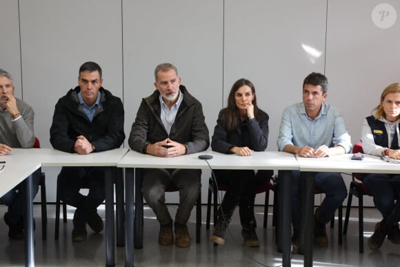 Mais tendre l'oreille est trop simple et le couple royal ne s'arrête pas là 
Le roi Felipe VI d'Espagne, la reine Letizia et le premier ministre Pedro Sanchez rendent visite aux sinistrés des inondations à Paiporta près de Valence le 3 novembre 2024. © Agence / Pool / Bestimage 