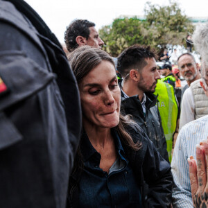 Inondations meurtrières dans le Sud de l'Espagne: le roi Felipe VI, la reine Letizia d'Espagne et la Premier Ministre Pedro Sanchez accueillis au cri d'" assassins ! " par une foule en colère 