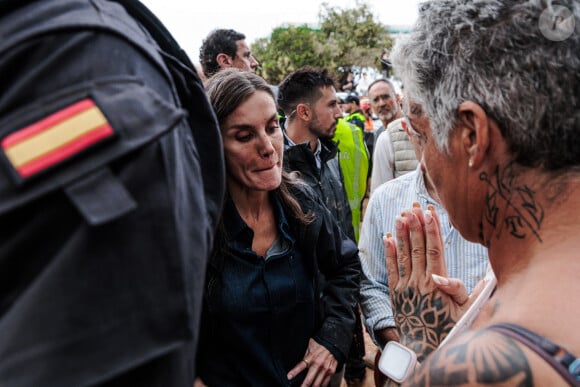 Inondations meurtrières dans le Sud de l'Espagne: le roi Felipe VI, la reine Letizia d'Espagne et la Premier Ministre Pedro Sanchez accueillis au cri d'" assassins ! " par une foule en colère 