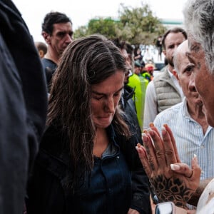 Inondations meurtrières dans le Sud de l'Espagne: le roi Felipe VI, la reine Letizia d'Espagne et la Premier Ministre Pedro Sanchez accueillis au cri d'" assassins ! " par une foule en colère 