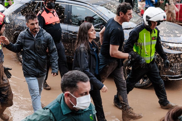 Inondations meurtrières dans le Sud de l'Espagne: le roi Felipe VI, la reine Letizia d'Espagne et la Premier Ministre Pedro Sanchez accueillis au cri d'" assassins ! " par une foule en colère 