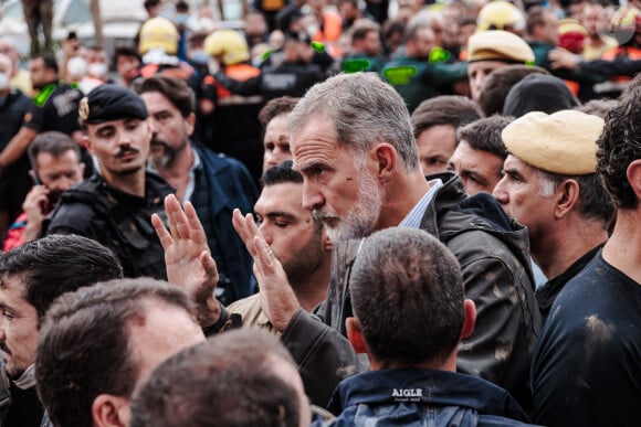 Inondations meurtrières dans le Sud de l'Espagne: le roi Felipe VI, la reine Letizia d'Espagne et la Premier Ministre Pedro Sanchez accueillis au cri d'" assassins ! " par une foule en colère 