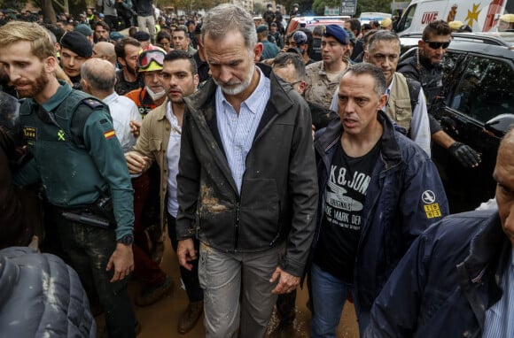 Inondations meurtrières dans le Sud de l'Espagne: le roi Felipe VI, la reine Letizia d'Espagne et la Premier Ministre Pedro Sanchez accueillis au cri d'" assassins ! " par une foule en colère 