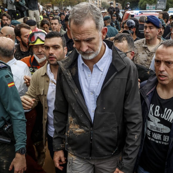 Inondations meurtrières dans le Sud de l'Espagne: le roi Felipe VI, la reine Letizia d'Espagne et la Premier Ministre Pedro Sanchez accueillis au cri d'" assassins ! " par une foule en colère 