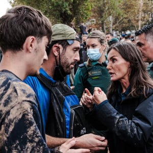 Pris à partie et visés par des jets de boue, le roi et la reine ont pourtant fait le choix de rester et de faire face pour écouter et réconforter les sinistrés
Inondations meurtrières dans le Sud de l'Espagne: le roi Felipe VI, la reine Letizia d'Espagne et la Premier Ministre Pedro Sanchez accueillis au cri d'" assassins ! " par une foule en colère 