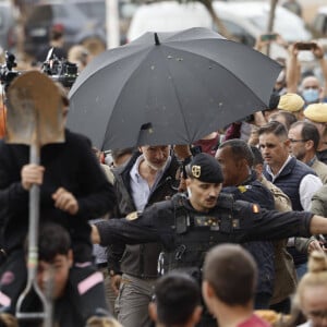 Inondations meurtrières dans le Sud de l'Espagne: le roi Felipe VI, la reine Letizia d'Espagne et la Premier Ministre Pedro Sanchez accueillis au cri d'" assassins ! " par une foule en colère © Dana Press/Bestimage