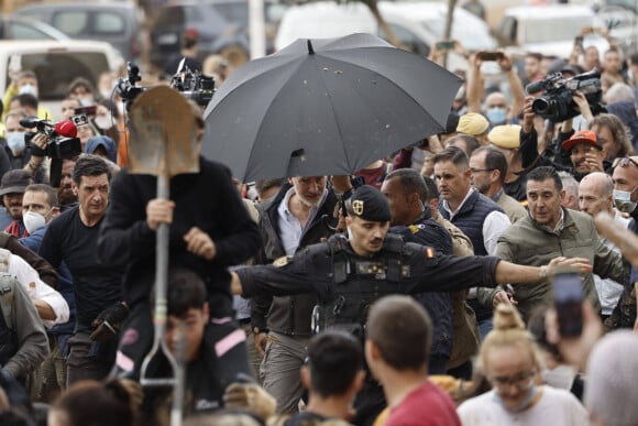 Inondations meurtrières dans le Sud de l'Espagne: le roi Felipe VI, la reine Letizia d'Espagne et la Premier Ministre Pedro Sanchez accueillis au cri d'" assassins ! " par une foule en colère © Dana Press/Bestimage