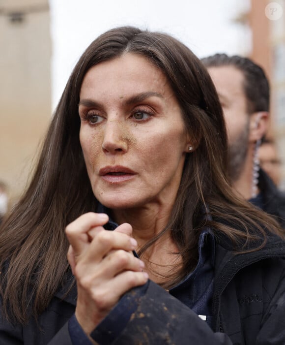 Inondations meurtrières dans le Sud de l'Espagne: le roi Felipe VI, la reine Letizia d'Espagne et la Premier Ministre Pedro Sanchez accueillis au cri d'" assassins ! " par une foule en colère. © CASA REAL/Pool via Lalo/Bestimage 