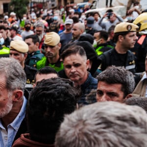 Inondations meurtrières dans le Sud de l'Espagne: le roi Felipe VI, la reine Letizia d'Espagne et la Premier Ministre Pedro Sanchez accueillis au cri d'" assassins ! " par une foule en colère 