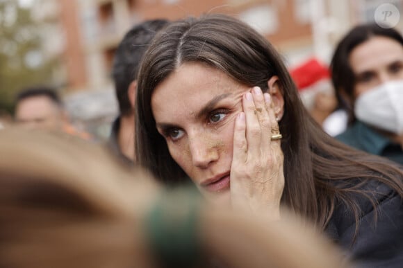 Inondations meurtrières dans le Sud de l'Espagne: le roi Felipe VI, la reine Letizia d'Espagne et la Premier Ministre Pedro Sanchez accueillis au cri d'" assassins ! " par une foule en colère. © CASA REAL/Pool via Lalo/Bestimage 