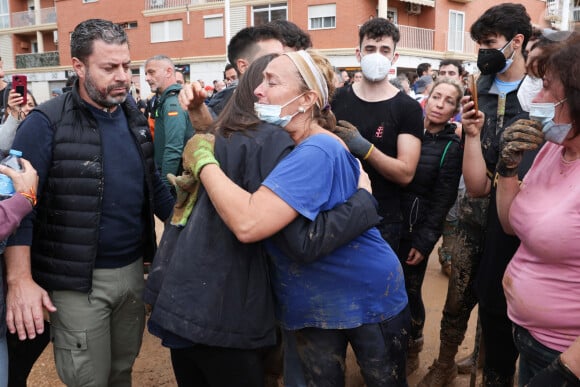 La reine Letizia rend visite aux sinistrés des inondations à Paiporta près de Valence le 3 novembre 2024. © Agence / Pool / Bestimage 