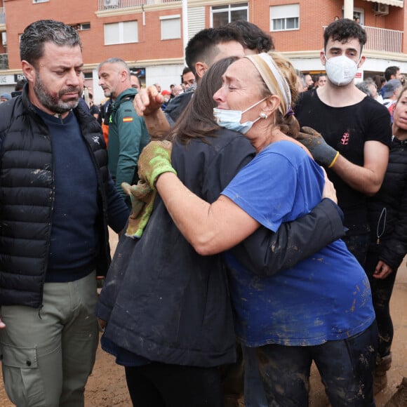 La reine Letizia rend visite aux sinistrés des inondations à Paiporta près de Valence le 3 novembre 2024. © Agence / Pool / Bestimage 