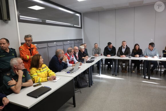 Le roi Felipe VI d'Espagne, la reine Letizia et le premier ministre Pedro Sanchez rendent visite aux sinistrés des inondations à Paiporta près de Valence le 3 novembre 2024. © Agence / Pool / Bestimage 