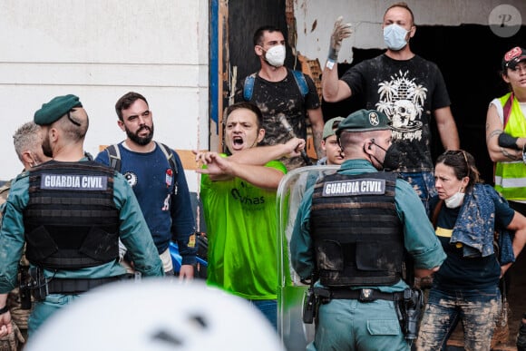 Inondations meurtrières dans le Sud de l'Espagne: le roi Felipe VI, la reine Letizia d'Espagne et la Premier Ministre Pedro Sanchez accueillis au cri d'" assassins ! " par une foule en colère 