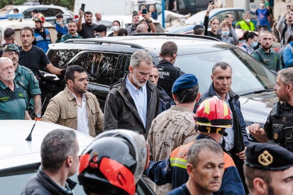 Inondations meurtrières dans le Sud de l'Espagne: le roi Felipe VI, la reine Letizia d'Espagne et la Premier Ministre Pedro Sanchez accueillis au cri d'" assassins ! " par une foule en colère 