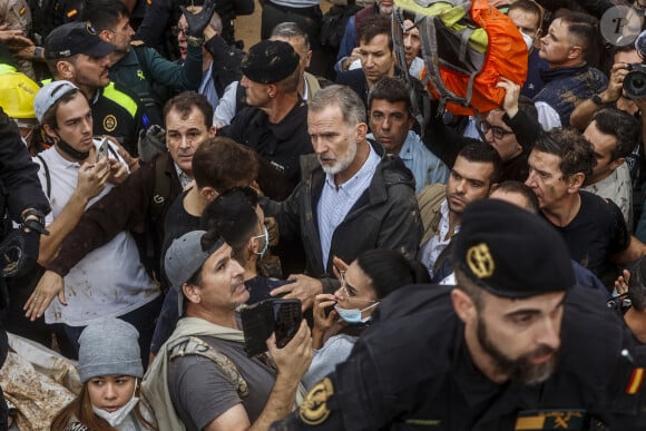 Inondations meurtrières dans le Sud de l'Espagne: le roi Felipe VI, la reine Letizia d'Espagne et la Premier Ministre Pedro Sanchez accueillis au cri d'" assassins ! " par une foule en colère 