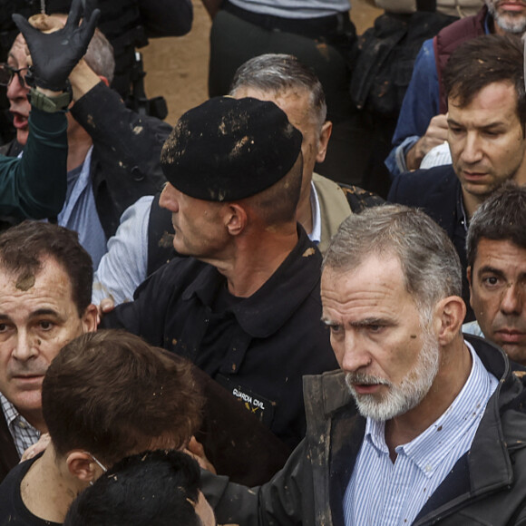 Inondations meurtrières dans le Sud de l'Espagne: le roi Felipe VI, la reine Letizia d'Espagne et la Premier Ministre Pedro Sanchez accueillis au cri d'" assassins ! " par une foule en colère 