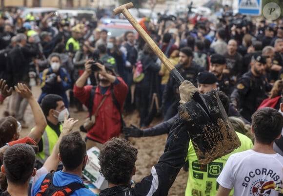 Inondations meurtrières dans le Sud de l'Espagne: le roi Felipe VI, la reine Letizia d'Espagne et la Premier Ministre Pedro Sanchez accueillis au cri d'" assassins ! " par une foule en colère 