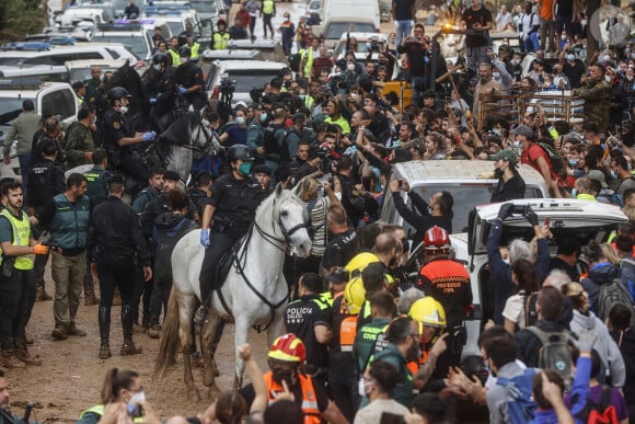 Inondations meurtrières dans le Sud de l'Espagne: le roi Felipe VI, la reine Letizia d'Espagne et la Premier Ministre Pedro Sanchez accueillis au cri d'" assassins ! " par une foule en colère 