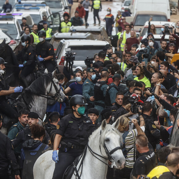 Inondations meurtrières dans le Sud de l'Espagne: le roi Felipe VI, la reine Letizia d'Espagne et la Premier Ministre Pedro Sanchez accueillis au cri d'" assassins ! " par une foule en colère 