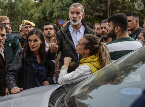 Inondations meurtrières dans le Sud de l'Espagne: le roi Felipe VI, la reine Letizia d'Espagne et la Premier Ministre Pedro Sanchez accueillis au cri d'" assassins ! " par une foule en colère 