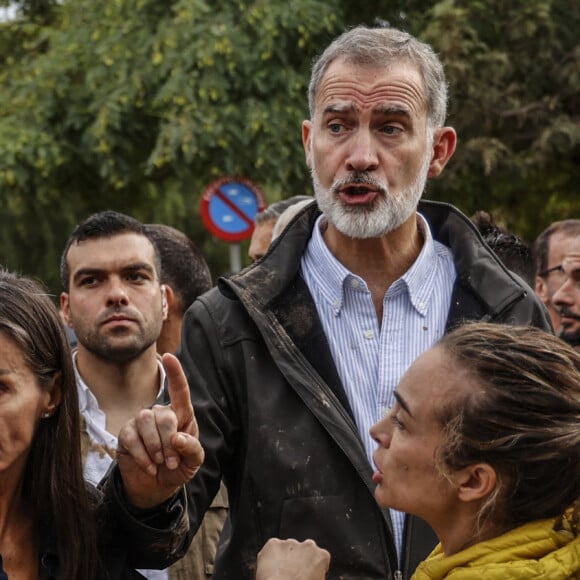 Inondations meurtrières dans le Sud de l'Espagne: le roi Felipe VI, la reine Letizia d'Espagne et la Premier Ministre Pedro Sanchez accueillis au cri d'" assassins ! " par une foule en colère 