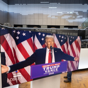 06 novembre 2024, Francfort-sur-le-Main : Un discours du candidat présidentiel américain Donald Trump est retransmis en direct sur un écran dans la salle des marchés de la Deutsche B