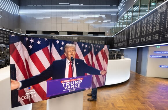 06 novembre 2024, Francfort-sur-le-Main : Un discours du candidat présidentiel américain Donald Trump est retransmis en direct sur un écran dans la salle des marchés de la Deutsche B