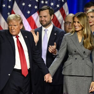 Si elle s'est faite discrète durant sa campagne, son épouse Mélanie Trump était à ses côtés.
L'ancien président des États-Unis Donald Trump, l'ancienne première dame Melania Trump et le candidat républicain à la vice-présidence JD Vance se tiennent ensemble sur la scène à la fin du discours de Trump depuis le Palm Beach Convention Center lors de la soirée de surveillance de la campagne électorale de Trump à West Palm Beach, en Floride, le mercredi 6 novembre 2024. Certains médias ont annoncé la course en faveur de l'ancien président, tandis que d'autres n'ont pas encore pris de décision.
Photo par Joe Marino/UPI/ABACAPRESS.COM