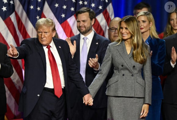 Si elle s'est faite discrète durant sa campagne, son épouse Mélanie Trump était à ses côtés.
L'ancien président des États-Unis Donald Trump, l'ancienne première dame Melania Trump et le candidat républicain à la vice-présidence JD Vance se tiennent ensemble sur la scène à la fin du discours de Trump depuis le Palm Beach Convention Center lors de la soirée de surveillance de la campagne électorale de Trump à West Palm Beach, en Floride, le mercredi 6 novembre 2024. Certains médias ont annoncé la course en faveur de l'ancien président, tandis que d'autres n'ont pas encore pris de décision.
Photo par Joe Marino/UPI/ABACAPRESS.COM