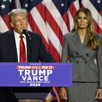 Donald Trump s'annonce vainqueur : Melania, tout en gris pour son grand discours, payée pour apparaître aux côtés de son mari ?