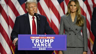 Donald Trump s'annonce vainqueur : Melania, tout en gris pour son grand discours, payée pour apparaître aux côtés de son mari ?