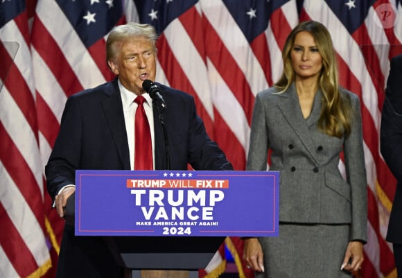 Un grand moment pour le clan Trump et grand nombre d'Américains !
L'ancienne première dame Melania Trump écoute l'ancien président des États-Unis Donald Trump prononcer un discours depuis le Palm Beach Convention Center lors de la soirée de veille de la campagne électorale de Trump à West Palm Beach, en Floride.
Photo par Joe Marino/UPI/ABACAPRESS.COM