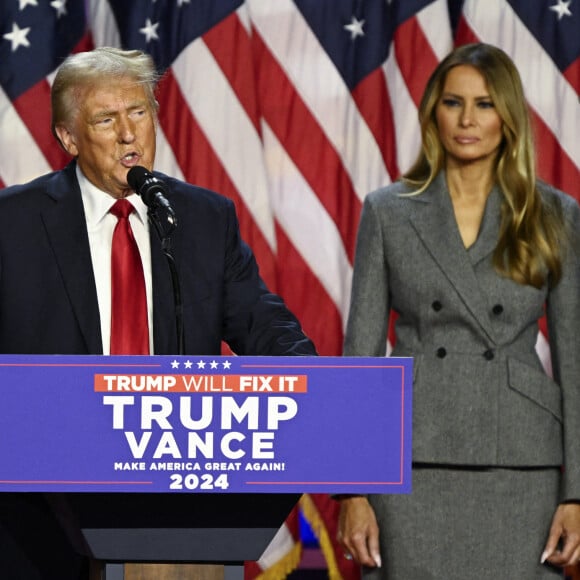 Un grand moment pour le clan Trump et grand nombre d'Américains !
L'ancienne première dame Melania Trump écoute l'ancien président des États-Unis Donald Trump prononcer un discours depuis le Palm Beach Convention Center lors de la soirée de veille de la campagne électorale de Trump à West Palm Beach, en Floride.
Photo par Joe Marino/UPI/ABACAPRESS.COM