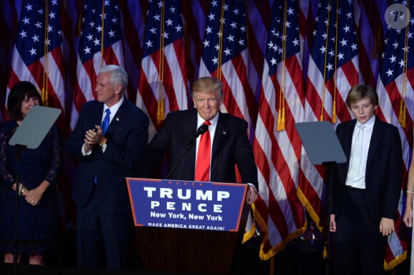 Donald Trump avec son fils Barron et Mike Pence lors de son discours au Hilton New York après son élection à la présidence des Etats-Unis. New York, le 9 novembre 2016. 