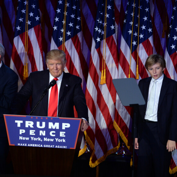 Donald Trump avec son fils Barron et Mike Pence lors de son discours au Hilton New York après son élection à la présidence des Etats-Unis. New York, le 9 novembre 2016. 